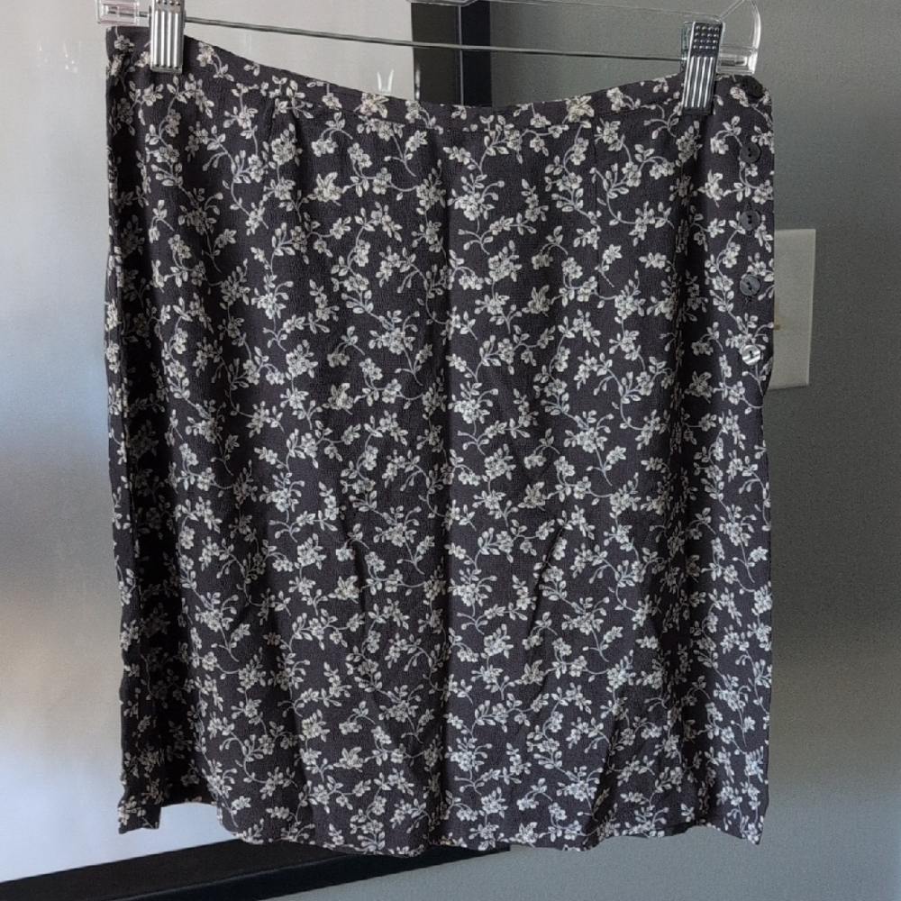 VTG Old Navy Floral Skirt - Size 6. Button Closure.